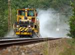 Schweerbau Im Einsatz an der KBS 445:  Die Deutsche Plasser Schotterplaniermaschinen SSP 110 SW (Schweres Nebenfahrzeug 97 16 40 512 18-4) der Fa. Schweerbau am 29.07.2011 in Wilnsdorf-Anzhausen, auf den letzten Metern.