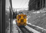 Bautraktoren/643934/bei-cadera-ueberholt-unser-reionalzug-nach Bei Cadera berholt unser Reionalzug nach St. Moritz am 20.02.2017 den von Windhoff gebauten RhB Tm 2/2 98.