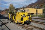 Dieses in Blonay stehende Bahnbaugerät trägt die Sersa  Inventar N° 121000 und wurde 1985 von der Firma Plasser & Theurer unter der Fabriknummer 2734 als Type UNIMA 1 in Österreich