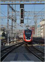 rabe-502-twindexx-swiss-express/738939/dichter-verkehr-mit-wechselnder-spannung-im Dichter Verkehr mit wechselnder Spannung im westlichen Bahnhofskopf von Genève. Praktisch auf Blockdistanz zum TER von Lyon folgen zwei SBB RABDe / RABe 502 'Twindexx' von Genève Aéroport kommend mit dem Ziel St.Gallen als IC1; dieser Zug wird mit 15 000 Volt und 16 2/3 Hertz versorgt, beim Gleis links im Bild beträgt die Fahrleitungsspannung weiterhin 25 000 Volt 50 Hertz, es wird den in Kürze ankommenden SBB RABe 522 als SL5 von La Plaine aufnehmen.

19. Juli 2021