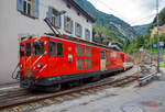 FO Furka-Oberalp-Bahn/895313/der-elektrische-zahnradgepaecktriebwagen-fuer-gemischte-zahnrad- Der Elektrische Zahnradgepäcktriebwagen für gemischte Zahnrad- und Adhäsionsbetrieb MGB Deh 4 /4 II - 93 „Oberwald“, ex FO Deh 4/4 II – 93, hat am 02 August 2019 mit einem Schöllenenbahn Regionalzug (Pedelzug mit 3 Wagen) von Andermatt den Bahnhof Göschen erreicht. Hinter dem Deh 4/4 waren der 2. Klasse Wagen B 4273, der 2. Klasse Stadler Niederflur-Zwischenwagen B 4211 und der 1./2. Klasse Steuerwagen ABt 4155 eingereiht.

Der Gepäcktriebwagen wurde 1979 von SLM (mechanischer Teil, Lokomotivkasten) unter der Fabriknummer 5149 gebaut, die elektrische Ausrüstung ist von BBC (Brown, Boveri & Cie., Baden).

Weil die Furka-Oberalp-Bahn (FO) mit den Deh 4/4 I gute Erfahrungen gemacht hatte, beschaffte sie die Deh 4/4 II als Nachfolger. Im Zuge des Zusammenschlusses der FO mit der BVZ kamen sie zur neuen Gesellschaft Matterhorn-Gotthard-Bahn, wo sie nur noch als Deh 4/4 bezeichnet und, wenn nötig, anhand der Seriennummern 2.., 5.. und 9.. unterschieden werden.

Technik:
Da man mit den Aluminium-Kästen der Vorgänger (Deh 4/4 I) Probleme hatte, bekamen die Deh 4/4 II biege- und verwindungssteife Kästen in extrem leichter Stahlbauweise mit Sicken. Außerdem wurden zur Gewichtseinsparung die Kästen verkürzt. Für den Triebfahrzeugführer wurde die Sicht verbessert. Der ergonomischen Führerstandgestaltung wurde ebenfalls besondere Aufmerksamkeit geschenkt

Die Drehgestelle sind mit denjenigen der Deh 4/4I austauschbar. Sie sind tiefliegende Drehzapfen über Traversen mit dem Kasten verbunden sind, enthalten je zwei Antriebsmotoren. Die Betriebsverhältnisse erfordern drei unabhängige Bremssysteme.

Um bei Ausfall einer Tunnellokomotive Ge 4/4III den Autoverlad dennoch abwickeln zu können, erhielten die Deh 93–94 und die 1984 nachgelieferten Deh 95–96 Anschlüsse für die Druckluftbremse. Die Fernsteuerung ab den Autozugsteuerwagen ist nicht möglich, die Komposition muss mit je einem Deh an jedem Ende bespannt werden. Ab 1985 übernahmen die HGe 4/4 II, die von den Autozugsteuerwagen ferngesteuert werden können, den Reserve- und Zusatzdienst im Autoverlad.

Die Deh 4/4 werden hauptsächlich zusammen mit zwei Mittelwagen und einem Steuerwagen als fest gekuppelte Pendelzüge eingesetzt. Zwischen Disentis und Andermatt (Oberalp, 110 ‰) kann ein und zwischen Visp und Andermatt (Goms, 90 ‰) können zwei, im Sommer drei Verstärkungswagen angehängt werden. Zwischen Andermatt und Göschenen (Schöllenenschlucht, 179 ‰) sind keine Verstärkungswagen möglich. Die Pendelzüge sind innerhalb der Komposition mit der automatischen +GF+-Kupplung (GFN) verbunden. Für andere Verwendungen müssen die Kupplungen getauscht werden. Mindestens ein Triebwagen, früher waren dies meist Nr. 95 oder 96, dient als Ersatzfahrzeug für die übrigen Deh und wird auch allein für Überfuhren eingesetzt. Früher wurden auch Güterzüge nach Göschenen geführt.

TECHNISCHE DATEN:
Spurweite: 1.000 mm (Meterspur)
Achsformel: Bo’zz Bo’zz
Zahnradsystem: Abt (zweilamellig)
Maximale Neigung: 179 ‰
Länge über Puffer: 15.500 mm
Länge Wagenkasten: 14.600 mm
Drehzapfenabstand: 8.800 mm
Achsabstand im Drehgestell: 2.790 mm
Treibraddurchmesser (neu): 790 mm (Adhäsion) / 688 mm (Zahnrad)
Größte Breite: 2.683 mm
Größte Höhe (bei abgesenktem Stromabnehmer): 3.880 mm
Leergewicht: 49,5 t (davon Mechanischer Teil 28 ,5 t)
Dienstgewicht: 51,0 t
Ladefläche: 9,0 m²
Maximale Zuladung: 1,5 t
Höchstgeschwindigkeit: Adhäsion 60 km/h / Zahnstange 30 km/h
Stundenleistung: 1.032 kW (an der Motorwelle)
Dauerleistung: 936 kW (an der Motorwelle)
Stundenzugkraft am Rad: 117,2 kN
Dauerzugkraft am Rad: 101,2 kN
Maximale Zugkraft am Rad: 247,2 kN
Stromsystem: 11 kV 16,7 Hz AC
Anzahl der Fahrmotoren: 4

Stand: September 2025
