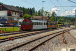 tpf-transports-publics-fribourgeois/797669/der-tpf---la-gruyre-be Der tpf - La Gruy�re Be 4/4 122 „La Tour-de-Tr�me“  (ex BDe 4/4) ein ACMV Westschweizer Meterspurtriebwagen gekuppelt mit dem Steuerwagen tpf Bt 224 (noch im GFM orange/wei�) erreicht am 28.05.2012 den Bahnhof Pal�zieux, hier ist Endstation der meterspurigen Gleise, der Strecke Pal�zieux - Bulle – Montbovon (117 und 118). Auf der anderen Seite des Bahnhofes ist der Anschluss an die SBB normalspurige Strecke Lausanne - Freiburg (250).

Die Westschweizer Meterspurtriebwagen sind elektrische Triebwagen und Triebz�ge, die 1985 bis 1992 von den Ateliers de constructions m�caniques de Vevey ACMV und 1996 von Vevey Technologies an sechs Westschweizer Privatbahnen f�r verschiedene Stromsysteme und zum Teil mit gemischtem Adh�sions- und Zahnradantrieb geliefert wurden. Die Chemins de fer fribourgeois Gruy�re–Fribourg–Morat (GFM), nach Fusion mit der Transport en commun de Fribourg (TF) seit 2000 tpf - Freiburgischen Verkehrsbetrieben, beschaffte 4 Triebwagen BDe 4/4 121 – 124 (1992 und 1996 jeweils 2), 2010–2012 wurde das Gep�ckabteil entfernt und die Wagen erhielten einen neuen Anstrich und die Bezeichnung Be 4/4. Zudem wurden sechs Steuerwagen Bt 221–226 beschafft (1992 und 1996 jeweils 3).

Fahrzeugkonstruktion
Die Fahrzeugfamilie ist modular aufgebaut und lie� sich bez�glich ihrer Gr��e und Ausstattung an die Erfordernisse der jeweiligen Bahngesellschaft anpassen. Die Triebwagen wurden elf Jahre produziert und w�hrend dieser Zeit der technischen Entwicklung angepasst.

Die Fahrzeuge sind in leichter Stahlbauart konstruiert und 2,65 Meter breit. Die Sch�rzen, der Unterteil des Kastens, wurden aus Aluminium-Stangpressprofilen hergestellt, die nach einer Kollision mit Kraftfahrzeugen ausgewechselt werden k�nnen. An den Stirnw�nden wurden bei weniger beanspruchten Elementen Formteile aus glasfaserverst�rktem Kunststoff verwendet. Die Wagenk�sten der Triebwagen sind f�r die Aufnahme der elektrischen Ausr�stung verst�rkt und mit Befestigungspunkten versehen. F�r die Laufdrehgestelle wurde eine Bauart �bernommen, die schon bei Steuerwagen der BAM und YSteC verwendet wurde. Die Triebdrehgestelle verf�gen �ber einen Rolldrehkranz und zwei l�ngs angeordnete Fahrmotoren, die je eine Achse �ber Kardanwellen antreiben.

Neben einer Rekuperations- und einer Widerstandsbremse sind die Triebwagen mit einer selbstt�tigen Druckluftbremse ausger�stet. Weil deren Hauptleitung durch die Elektronik gesteuert wird, kann der Zug einh�ndig mit dem Fahrschalter bedient werden. Die Fahrzeuge verf�gen �ber eine Befehlsgebersteuerung mit den Stufen „−“, „●“, „M“, „+“ „++“, die zum Verkleinern, Festhalten und Vergr�ssern des Fahrmotorstroms dienen. Damit werden die maximalen Beschleunigungs- und Verz�gerungswerte vorgegeben.

Die elektrische Ausr�stung meist Choppersteuerung und automatischer Feldschw�chung wurde von Brown, Boveri & Cie. (BBC) entwickelt und geliefert. Die ex GMF Triebwagen haben jedoch eine elektrische Ausr�stung mit Umrichtern. Bis zu drei Triebwagen k�nnen in Vielfachsteuerung verkehren.

Die 1992 an die Chemins de fer fribourgeois Gruy�re–Fribourg–Morat (GFM) gelieferten BDe 4/4 hatten zus�tzliche Anforderungen zu erf�llen, da sie im Rollbock-Verkehr eingesetzt wurden. Um die Adh�sion bestm�glich auszunutzen, erhielten sie einen von den ABe 4/4III der Rh�tischen Bahn (RhB) abgeleiteten Drehstromantrieb mit Umrichtern. Die Stirnw�nde sind zus�tzlich zum Mittelpuffer mit einer Schraubenkupplung (Zp1) mit Seitenpuffern und einer UIC-Schraubenkupplung ausgestattet und das Untergestell wurde verst�rkt. Weil damit das notwendige Adh�sionsgewicht noch nicht erreicht war, wurde das Untergestell mit kr�ftigeren Blechen gebaut. Die Triebwagen und die drei zugeh�rigen Steuerwagen erhielten Druckluftbremsen. Da die Schmalspurwagen der Freiburger Bahnen mit Vakuum gebremst werden, war zus�tzlich der Einbau einer Vakuumpumpe und der zugeh�rigen Leitungen notwendig. Au�erdem erhielten die Triebwagen eine direkt wirkende Rangierbremse. Mit dem Drehstromantrieb kam auch eine Elektronik neuester Generation zum Einsatz. Dadurch wurden auf dem F�hrertisch viele gro�e Schalter durch kleine Taster abgel�st. Der F�hrerstand wurde komplett neu gestaltet und befindet sich wie bei den anderen Triebfahrzeugen der GFM auf der rechten Seite. Die BDe 4/4 erhielten Gep�cktore, die einen direkten Zugang auf den Wagenboden erlauben. In den Steuerwagen steht den Reisenden eine Toilette zur Verf�gung.

1996 erhielten die GFM von Vevey Technologies, der Nachfolgerin der ACMV, zwei weitere Be 4/4, um die aus dem Jahr 1943 stammenden Be 4/4 131 und 132 zu ersetzen.  2012 bis 2016 entfernten die Freiburgischen Verkehrsbetriebe (TPF), zu denen die GFM seit dem Jahr 2000 geh�ren, das Gep�ckabteil und die Triebwagen erhielten die Bezeichnung Be 4/4.

TECHNISCHE DATEN TPF Be 4/4 121 - 124 (ex BDe 4/4):
Hersteller: Vevey (ACMV) /BBC (Be + Bt) / SIG (B)
Spurweite: 	1.000 mm
Achsfolge: 	Bo' Bo'
L�nge �ber Puffer: 17.600 mm
H�chstgeschwindigkeit: 90 km/h
Gewicht: 36.0 t
Drehstrom-Motoren: 4 St�ck ABB 4EBA3536B 
Maximale Leistung: 640 kW
Fahrleitungsspannung: 900 V =
Kupplungstyp: Zp1 (Mittelpuffer mit einer Schraubenkupplung)
