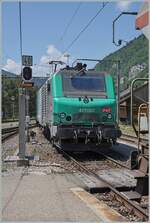 Die SNCF BB 27067 bzw. BB 427067 (UIC 91 87 0027 067-4 F-SNCF hat den Getreidezug nach Italien nachgeschoben und verlsst ihn nun in Vallorbe ohne fremde Hilfe, da die Rangierfahrstrasse auf die SNCF Fahrleitungsspannung umgeschaltet wurde. An der Spitze des Zugs wird in der Zwischenzeit die BB 26068 von der SBB Re 6/6 11688 manvriert und in den 50 Hz Bereich zurck gestossen. 

16. Juni 2022