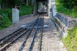 Weichen und Gleise/739461/gleis-der-dolderbahn-hier-am-06062015 Gleis der Dolderbahn hier am 06.06.2015 an der Ausweichstelle. 

Im Vordergrund sieht man sehr gut die Schwenkweiche, Schleppweiche oder auch Schiebeweichen (Federweiche) mit dem Zahnstangensystem „von Roll“. Die von der Firma Von Roll (heute Tensol) entwickelte Zahnstange ist nur dem Namen nach eine Lamellenzahnstange, nämlich eine einlamellige. Sie hat dieselbe Zahnteilung (100 mm) wie die Riggenbach'sche und die Strub'sche Zahnstange (aus welcher sie auch entwickelt wurde). Von letzterer unterscheidet sie sich nur in der Grundform, einfaches Breitflach-Profil anstatt einer Keilkopfschiene ähnliches Profil. Die von Roll Zahnstange kommt in erster Linie bei Neubauten sowie als preisgünstiger Ersatz alter Zahnstangen nach den Systemen Riggenbach oder Strub zur Anwendung. Sie ist zwar dicker (30–80 mm, je nach Zahndruck) als eine der Lamellen nach Abt, doch ihre Biegsamkeit ist ausreichend, um flexibler als die Originale nach Riggenbach oder Strub anwendbar zu sein. Sie kann auch durchgehend verschweißt werden. So sind auch diese Schwenkweichen einfach machbar.

Bei der Schiebeweiche wird ein Teilstück der gesamte Fahrbahn (ganze Gleises mit Zahnstange) verschwenkt bzw. verbogen, es gibt beim herkömmlichen Zweischienengleis keine durchlaufenden Außenschienen. Die Weichenzungen sind hier gerade und an der Weichenspitze beweglich gelagert, die Stellvorrichtung liegt am inneren Ende der Weichenzunge und verschiebt die Schienen und Zahnstange auf den geraden oder den abzweigenden Strang. Anstelle eines Herzstückes haben Schleppweichen, die von Fahrzeugen mit Spurkranzrädern befahren werden, ein drehbares Schienenstück, welches in den zu befahrenden Schienenstrang gedreht wird.

Die ersten Eisenbahnweichen waren Schleppweichen. Da sie insbesondere bei höheren Geschwindigkeiten nicht betriebssicher waren, wurden sie bei den Eisenbahnen bald durch andere Bauformen ersetzt. Ihr Einsatzgebiet sind heute meist noch Bergbahnen, die aus Sicherheitsgründen über doppelte Spurkränze verfügen oder mit Zangenbremsen ausgestattet sind. Ein bekanntes Beispiel dafür sind die Rigi-Bahnen.

Seit 1999 setzen die Rigi-Bahnen neu entwickelte, als Federweichen bezeichnete Zahnstangenweichen ein, in welchen das Gleis von der einen Endlage in die andere entlang einer definierten Kurve gebogen wird. Die Konstruktion hat weniger bewegliche Teile als eine übliche Zahnstangenweiche und benötigt keine Weichenheizung.