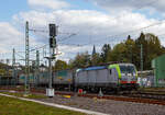 guterverkehr/735301/eine-der-25-neuen-von-der Eine der 25 neuen von der BLS Cargo in der 2. Serie bestellten Re 475 (Siemens Vectron MS)....
Die recht neue BLS Cargo 421 – Re 475 421-4 (91 85 4475 421-4 CH-BLSC) fhrt am 07.05.2021 mit einem KLV-Zug durch den Bahnhof Betzdorf (Sieg) in Richtung Kln.

Die Siemens Vectron MS wurden 2020 von Siemens Mobilitiy in Mnchen-Allach unter der Fabriknummer 22867 gebaut, sie hat die Zulassungen fr CH/ D/ A/ I / NL/B und kann so vom Mittelmeer bis an die Nordsee ohne Lokwechsel durchfahren. Die BLS Re 475 der zweiten Serie 475 416 – 475 440 (es sind noch nicht alle ausgeliefert) haben zustzlich die Zulassung fr Belgien (B). Sie haben eine Hchstgeschwindigkeit von 200 km/h und eine Leistung von 6.400 kW.

Nach Abschluss der Lieferungen der 2. Serie hat die BLS Cargo dann insgesamt 40 Loks der Baureihe Re 475 (Siemens Vectron MS). Der kleine Unterschied zwischen der beiden Serien ist nur das die Lok der 2. Serie auch durch Belgien 