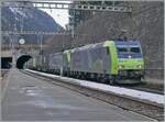 Ein Güterzug mit der BLS Re 485 010 und einer BLS Re 475 fährt durch den Bahnhof von Goppenstein.