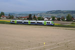 BLS: Ein RABe 525  NINA  als Regionalzug Murten-Bern bei Murten am 7. Mai 2016.
Foto: Walter Ruetsch