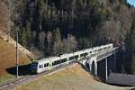 personenverkehr/687120/die-bls-loetschberger-rabe-535-124 Die BLS 'Lötschberger' RABe 535 124 und 535 118 auf der Fahrt von Zweisimmen nach Bern kurz vor Weissenburg auf der Bunschenbach Brücke.

12. Januar 2020 