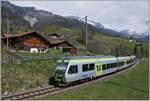 Der BLS Nina RABe 525 028 ist bei Enge im Simmental auf der Fahrt nach Bern.