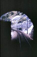 personenverkehr/752359/bls-strecke-oberhalb-des-rhonetals-die-bls BLS-Strecke oberhalb des Rhonetals; die BLS hat bereits weit vorausschauend die Tunnel für eine zweigleisige Strecke gebaut, das Material jedoch nicht vollständig augebrochen. So blieb ein Felsblock im Bereich für das zweite Gleis stehen, der zum 2-gleisigen Ausbau 'nur' abgetragen werden musste. Am 09.09.1980.