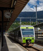 Der BLS NINA der 3. Serie RABe 525 024 (94 85 7525 024-6 CH-BLS) steht am 25.Mai 2023 im Bahnhof Brig, als RE nach Domodossola (Italien), zur Abfahrt bereit. 

Eigentlich sollten die BLS RABe 528 “MIKA” von Bern über die Lötschberg-Bergstrecke (Kandersteg) und Brig nach Domodossola fahren, aber diese haben noch keine Zulassung für Italien, die sie hinter dem SBB) Simplontunnel bis Domodossola brauchen. Und so wird der Zuglauf in Brig gebrochen und “NINA” fahren (min. bis zum Sommer) als Ersatz.