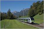 Kurz vor Weissenburg ist der BLS RABe 528 105 auf der Fahrt von Zweisimmen nach Bern. 

7. Oktober 2023