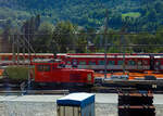 Die MGB HGm 2/2  703 der Matterhorn Gotthard Bahn steht am 08 September 2021 im MGB Depot Brig-Glis (Glisergrund), aufgenommen aus einem Zug.