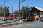 ASm: Seltene Begegnung in Bannwil zwischen der Tm 2/2 75 von Furrer + Frey und einem in Richtung Solothurn fahrenden Regionalzug mit dem Be 4/8 115  STAR .
Foto: Walter Ruetsch