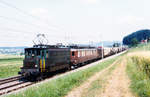 SBB/BLS: Gemeinsam brachten die Lokomotiven von SBB, Ae 4/7 und BLS, Ae 8/8 einen langen Güterzug von Bern zum Rangierbahnhof Biel. Diese Aufnahme entstand im Juni 1984 bei Münchenbuchsee.
Foto: Walter Ruetsch 