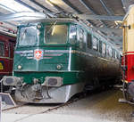 Die SBB Ae 6/6 11401 „Ticino“ (später Ae 610 401) am 09.09.2017 in der SVG Eisenbahn-Erlebniswelt Horb. Die Ae 6/6-Prototyplokomotive ist im Eigentum der SBB Historic und eine Leihgabe an den Club del San Gottardodie und bei SVG - Eisenbahnerlebniswelt Horb untergestellt.

Die Lok wurde 1952 von der SLM - Schweizerische Lokomotiv- und Maschinenfabrik (Winterthur), der elektrischer Teil ist von BBC - Brown, Boveri & Cie. (Baden) und MFO lieferte die Sicherheitsausrüstung sowie die elektrische Bremse.

In der Nachkriegszeit hatten die Schweizerischen Bundesbahnen ein zunehmendes Verkehrsvolumen zu bewältigen und sahen sich daher veranlasst, eine neue sechsachsige Drehgestelllokomotive vor allem für die Gotthardbahn zu beschaffen. Der Verkehr wurde bis dahin durch die SBB Ae 4/6, die SBB Ae 4/7 sowie die Ce 6/8 Krokodil-Lokomotive abgewickelt. Sie waren – aus heutiger Sicht – nur für sehr bescheidene Anhängelasten zugelassen. Dadurch waren am Gotthard Vorspanndienste nötig, die zeitraubend, unpraktisch und unwirtschaftlich waren.

Das aus SLM und BBC bestehende Konsortium, zu dem sich später die Maschinenfabrik Oerlikon gesellte, erhielt im Jahr 1949 den Zuschlag für den Bau von zwei Prototypen. Den beiden Prototypen vorausgegangen war die Lieferung der CC 6051 (später CC 20001) an die SNCF für das savoyische Netz, das mit 20.000 Volt (später 25.000 V) und 50 Hz elektrifiziert war. Die Maschine mit den beiden dreiachsigen Drehgestellen diente als Vorbild für den mechanischen Teil der Ae 6/6 und wurde bereits 1950 ausgeliefert.

Die technische Entwicklung der Ae 6/6 erwies sich als schwierige Aufgabe, so dass die Lokomotive 11401 erst am 4. September 1952 das Fabrikgebäude der BBC in Münchenstein in fahrtauglichem Zustand verlassen konnte. Sie wurde auf eine Probefahrt nach Zürich geschickt, wo sie gewogen wurde. Dabei stellte sich heraus, dass sie 124 t statt der vorgesehenen 120 t wog. Sie kehrte nach Münchenstein zurück und wurde vorerst technisch weiterentwickelt. Am 31. Januar 1953 folgte auch die Ae 6/6 11402.

Die SBB beschafften zwischen 1952 und 1966 insgesamt 120 dieser Lokomotiven der Achsfolge Co'Co'.  In den 1970er Jahren wurden die Prototypen 11401 und 11402 technisch weiterentwickelt. Sie wurden im Jahr 1978 vor allem der Lokomotive 11414 angeglichen, erhielten aber nie die Qualität der Serienlokomotiven. 1971 wurden die Ae 6/6 durch die neue SBB Re 4/4 III auf der Gotthardstrecke etwas entlastet. Echte Konkurrenz bekamen sie jedoch ab 1975 durch die SBB Re 6/6, die als ihr Nachfolge-Typ vorgesehen war und beinahe die doppelte Leistung hat. Der ehemalige Star des Gotthards wurde damit in niedergeordnete Dienste verdrängt und seither meist im Mittelland und im Jura und seit Mitte der 1990er Jahre fast nur noch im Güterverkehr eingesetzt. Dies, da er für den schnellen Reiseverkehr mit der von 125 km/h auf 120 km/h herabgesetzten Höchstgeschwindigkeit zu langsam ist.

1999 wurden auf Grund der Restrukturierung bei den SBB alle 120 Lokomotiven in die Division Güterverkehr (SBB Cargo) eingeteilt. Im Güterverkehr ist die Ae 6/6 heute weiterhin eine sehr zuverlässige Lokomotive. Da die Ae 6/6 Drehgestelle mit je drei Achsen enthalten, haftet an ihnen der Makel von «Schienenmördern». Der Unmut wurde besonders aufgrund von Güterfahrten auf der zur Chemins de fer du Jura (CJ) gehörenden Strecke Porrentruy–Bonfol laut.

Als grösster Nachteil der Ae 6/6 wird häufig die fehlende Vielfachsteuerung erwähnt. Bisherige Pläne eines Umbaus wurden verworfen und aufgrund der ungewissen Restlebensdauer auch nicht weiter verfolgt. 

Die noch betriebsfähigen Serienloks waren zuletzt vor Nahgüterzügen anzutreffen, und standen tagsüber meist in den großen Rangierbahnhöfen. Im März 2007 gab SBB Cargo bekannt, dass eine größere Anzahl von Ae 6/6 eine Neubemalung im sogenannten  Cargo-Look  erhalten und noch mindestens bis zur Inbetriebnahme des Gotthard-Basistunnels (voraussichtlich um 2016) in Betrieb bleiben sollten. 

Am 5. Juli 2012 veröffentlichte SBB Cargo das neue Flottenkonzept, welches die Ausmusterung der noch im Betrieb stehenden, rund 40 Ae 6/6 bis Ende 2013 vorsieht. Ihre verbliebenen Dienste sollen durch Re 620 und Re 420 übernommen werden. Im Dezember 2013 stellte SBB Cargo die letzte Ae 610 außer Dienst. Die Lokomotiven die nicht SBB Historic übergeben wurden, wurden verschrottet.

TECHNISCHE DATEN der Ae 6/6 -11401 (Daten der Serienlok weichen leicht ab):
Nummerierung:  11401 – 11520 (später auch Ae 610 401–Ae 610 520)
Gebaute Anzahl: 120
Hersteller:  SLM Winterthur, BBC Baden und MFO Zürich
Baujahre:  1952, 1955–1966
Ausmusterung:  2002–2013
Spurweite: 1.435 mm (Normalspur)
Achsformel: Co'Co'
Länge über Puffer: 18.400 mm
Drehzapfenabstand: 8.700 mm
Achsabstände in den Drehgestellen: je 2 x 2.150 mm
Triebraddurchmesser: 1.260 mm
Höhe:  4.500 mm
Breite: 2.970 mm
Dienstgewicht: 124 t (Serienloks 120 t)
Höchstgeschwindigkeit:  125 km/h (später  auf 120 km reduziert)
Stundenleistung:  4.300 kW (5.830 PS)
Anfahrzugkraft:  330 kN (Serienloks 400 kN)
Anzahl der Motoren: 6
Getriebeübersetzung: 1 : 2,216
Bremssysteme:
Automatische Bremse: Oerlikon
Elektrische Bremse: Nutzstrombremse
Schleuderbremse: manuell
Handbremse: Spindel
