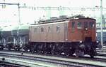 be-4-7/836089/sbb-be-47-nr12-504-mit SBB Be 4/7 Nr.12 504 mit einem Güterzug in Solothurn am 16.08.1980.