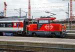 Die Elektrische Zweifrequenz-Rangierlok Ee 922 022-9 (97 85 1 922 022-9 CH-SBB) der SBB zieht am 17.02.2017 einen IC-Wagenzug aus dem Bahnhof Basel SBB.