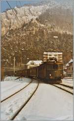 Die Re 4/4 I 10039 verlsst mit ihrem Schnellzug die Klus von Moutier und erreicht den Bahnhof Moutier.
17. Jan. 1985