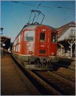Wird auch heute noch gern und oft fotografiert: Die SBB Re 4/4 I 10019, hier beim Halt mir einem Regionalzug von Payerne nach Lausanne in Puidoux Chexbres.
Sommer 1993 (Analoges Bild)