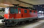 re-4-4-ii-re-420/227467/bevor-ich-in-hinten-den-ir Bevor ich in hinten den IR 1951 nach Zrich umsteige muss ich erst noch eine meiner Lieblingsloks ablichten: Die SBB Re 4/4  - 11156 (Re 420 156, aber nicht gelufig) ist am 29.09.2012 (1:08 Uhr) im Bahnhof Basel SBB abgestell. Diese Lok ist die erste aus der 2. Bauserie. Diese Bo'Bo' Universallokomotiven haben eine Leistung von 4700 kW (6320 PS) und eine Hchstgeschwindigkeit von 140 km/h, in der Schweiz ist nicht Hchstgeschwindigkeit  sondern Leistung das entscheidende.