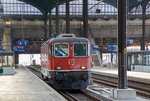 
Nun setzt sich gleich die SBB Re 4/4 II - 11115 bzw. Re 420 115-8 (91 85 4 420 115-8 CH-SBB) ans andere Ende des Zuges und übernimmt ihn als IR 1967 zur Rückfahrt von Basel nach Zürich (24.09.2016).  

Die Re 4/4 II ist eine Lokomotiven der ersten Bauserie (11107–11155) weist wie die Prototypen-Lok nur einen Scherern-Stromabnehmer auf, sind allerdings mit 14,90 m um 10 cm länger als die Prototypen. Die Loks der nachfolgenden Bauserien sind mit 15, 41 m bzw. 15,52 m noch länger. 

Die Re 4/4 II 11115 wurde 1966 von der Schweizerische Lokomotiv- und Maschinenfabrik (SLM) in Winterthur unter der Fabriknummer 4647 gebaut, der elektrische Teil ist von der BBC in Baden (Fabriknummer 7589), teils aber auch von MFO und SAAS.