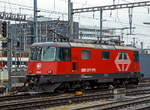 re-4-4-ii-re-420/644547/aus-dem-zug-herausdie-sbb-lion 
Aus dem Zug heraus....
Die SBB LION Re 420 222 (91 85 4420 222-2 CH-SBB), ex Re 4/4 II - 11 222, steht am 17.02.2017 beim Bahnhof Basel SBB.

Modernisierungsprogramm LION
30 der Re 4/4 II (11201–11230)  der 2. Serie sind von 2011 bis 2016 als Re 420 LION für die Zürcher S-Bahn SBB im Industriewerk Bellinzona modernisiert worden. Sie erhielten dabei eine Vielfachsteuerung Vst 6c (zusätzlich zur vorhandenen IIId), eine 18-polige UIC-Leitung, eine neue Verkabelung mit brandhemmendem Material, neue Batterieladegeräte, Geschwindigkeitsmessanlagen vom Typ Hasler TELOC 1500, Führerstandsanzeigen und Geschwindigkeitsanzeigern vom Typ Hasler SPEEDO. Äußerlich erkennbar sind die neuen LED-Scheinwerfer, Rechteck-Puffer, die WBL-85-Stromabnehmer (von den Re 460), die wegfallenden Chrombuchstaben «SBB–CFF» bzw. «SBB–FFS» und die neue Farbgebung, die an die der Re 460 angelehnt ist. 