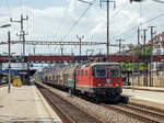 
Die Re 420 281-8 (91 85 4420 281-82 CH-SBBC) bzw. Re 4/4 II 11281 der SBB Cargo fährt am 18.05.2018 mit einem Güterzug durch den Bahnhof Neuchâtel (Neuenburg).