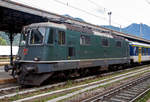 re-4-4-ii-re-420/674664/die-gruene-sbb-re-44-ii Die grüne SBB Re 4/4 II - 11161 (2. Serie) bzw. SBB 420 161-2 (91 85 4 420 161-2 CH-SBB) mit einem Einheitswagen I-Pendel (EW I), Regionalzug nach Brig, am 15.09.2019 im Bahnhof Domodossola.

Die grüne Farbe ist übrigens NICHT die Ursprungs-Lackierung der Re 4/4 II 11161, die Lok wurde 1967 in TEE Farben ausgeliefert und bekam erst nach dem Ende des TEE-Einsatzes 1981/82 die heutige grüne Lackierung.

Die Re 4/4 II ist eine vierachsige, viermotorige Lokomotive auf zwei Drehgestellen. Die Radsätze sind über Schraubenfedern am Drehgestellrahmen abgestützt. Das Drehgestell ist sekundär mit Schraubenfedern (ursprünglich Gummifedern) tief angehängt am Lokomotivkasten abgestützt. Die Zugkraftübertragung erfolgt über Tiefzugstangen von den Drehgestellen an den Lokomotivkasten.

Um einen besseren Kurveneinlauf des nachlaufenden Drehgestells zu ermöglichen, wurde zwischen den zwei Drehgestellen eine elastische Querkupplung eingebaut.

Diese Lokomotiven der zweiten Bauserie (11156–11349 und 11371–11397) haben zwei Einholmstromabnehmer und sind mit 15.410 mm (bei gleichem Drehgestellabstand) einen halben Meter länger als die Lokomotiven der 1. Serie. Die Stirnwände der Lokomotiven der 2. Serie sind etwas stärker geneigt als diejenigen der 1. Serie.

TECHNISCHE DATEN (2.Serie):
Spurweite:  1.435 mm (Normalspur)
Achsfolge:  Bo'Bo'
Hersteller: SLM / BBC / MFO / SAAS 
Dienstgewicht: 84 t (mit Klimaanlage)
Länge über Puffer: 15.410mm 
Drehzapfenabstand:  7.900 mm
Achsabstand im Drehgestell: 2.800 mm
Treibraddurchmesser:  1.235 mm
Breite:  2.970 mm
Höhe:  4.500 mm
Leistung: 4.700 kW (6.320 PS)
Stundenzugkraft: 167 kN
Anfahrzugkraft: 255 kN
Höchstgeschwindigkeit: 140 km/h
Stromsystem:  15 kV, 16,7 Hz AC