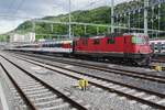 re-4-4-ii-re-420/776873/sbb-11195-steht-mit-der-gotthard SBB 11195 steht mit der Gotthard Panoramic Express am 29 Mai 2022 in Chiasso.