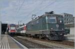 re-4-4-ii-re-420/788403/die-sbb-re-44-ii-11161 Die SBB Re 4/4 II 11161 in ihrer grünen Lackierung mit einem IC Zürich - Singen wartet in Schaffhausen auf die Abfahrt. Die grüne Farbe ist übrigens NICHT die Ursprungs-Lackierung der Re 4/4 II 11161, die Lok wurde 1967 in TEE Farben ausgeliefert und bekam erst nach dem Ende des TEE-Einsatzes 1981/82 die heutige grüne Lackierung. 

6. September 2022
