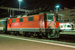 re-4-4-ii-re-420/809006/nachtschwaermereien---die-sbb-re-44 Nachtschwärmereien - Die SBB Re 4/4  - 11152 ist am 29.09.2012 (3:28 Uhr) im Bahnhof Luzern abgestellt. Diese Lok ist eine der letzten aus der 1. Bauserie. Diese Bo'Bo' Universallokomotiven haben eine Leistung von 4700 kW (6320 PS) und eine Höchstgeschwindigkeit von 140 km/h, in der Schweiz ist nicht Höchstgeschwindigkeit  sondern Leistung das entscheidende.