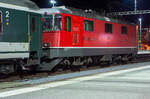 re-4-4-ii-re-420/809007/nachtschwaermereien---die-sbb-re-44 Nachtschwärmereien - Die SBB Re 4/4  - 11152 ist am 29.09.2012 (3:28 Uhr) im Bahnhof Luzern abgestellt. Diese Lok ist eine der letzten aus der 1. Bauserie. Diese Bo'Bo' Universallokomotiven haben eine Leistung von 4700 kW (6320 PS) und eine Höchstgeschwindigkeit von 140 km/h, in der Schweiz ist nicht Höchstgeschwindigkeit  sondern Leistung das entscheidende.