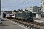 Noch einmal die grüne SBB Re 4/4 11161 mit einem IC in Richtung Singen beim Halt in Schaffhausen. 

6. Sept. 2022 
