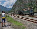 re-4-4-ii-re-420/821610/da-die-re-44-ii-11161 Da die Re 4/4 II 11161 über ETCS verfügt und grün ist, wird sie gerne als ETCS Vorspannlok bei historischen Zügen eingesetzt, so auch hier in Bodio wo die Lok dem Dampfzug für die Weiterfahrt nach Bellinzona vorgespannt wird. 
(Der (bekannte) Fotograf links im Bild habe ich absichtlich mit ins Bild genommen. 

28. Juli 2016