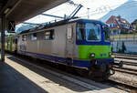 Die BLS Re 420 502-7 (ex SBB Re 4/4 II 11117) mit Einheitswagen III - Zug (EW III), als RE von Interlaken Ost nach Zweisimmen am 08 September 2021 im Bahnhof Spiez.