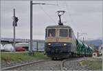 IRSI/IGE  Rheingold  Re 4/4 II 11387 (Re 421 387-2) ganz nah! Die Lok hat ihren Kieszug abgeholt und ist nun auf dem Weg zum Bahnhof von Gland. 

4. März 2024