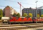 re-44-iii-re-430-re-436/523809/die-sbb-re-430-353-3-91 
Die SBB Re 430 353-3 (91 85 4430 353-3 CH-SBBC), ex Re 4/4 III - 11353, abgestellt beim Bahnhof Luzern an 25.09.2016, aufgenommen aus dem Zug heraus.

Die SBB Re 4/4 III (Re 430 als private auch Re 436) ist eine vierachsige, viermotorige Lokomotive auf zwei Drehgestellen, sie sind bis auf das Getriebe identisch mit der Universallokomotive Re 4/4 II (Re 420), haben jedoch auf Grund der anderen mechanischen Übersetzung die verlangte Zugkraftspitze für die Rampenstrecken am Gotthard (und Lötschberg) im verlangten Geschwindigkeitsbereich von 80 km/h. Sie haben aber deshalb auch eine geringere Höchstgeschwindigkeit von 125 km/h und wurden speziell für den Gotthardverkehr im Personen- wie auch im Güterverkehr eingesetzt. Seit der Zuteilung zur Flotte von SBB Cargo sind sie vermehrt auch im Flachland in Güterverkehr eingesetzt.

Die Radsätze sind über Schraubenfedern am Drehgestellrahmen abgestützt. Das Drehgestell ist sekundär mit Schraubenfedern (ursprünglich Gummifedern) tief angehängt am Lokomotivkasten abgestützt.
Die Zugkraftübertragung erfolgt über Tiefzugstangen von den Drehgestellen an den Lokomotivkasten.

Um einen besseren Kurveneinlauf des nachlaufenden Drehgestells zu ermöglichen, wurde zwischen den zwei Drehgestellen eine elastische Querkupplung eingebaut.

Technische Daten:
Spurweite:  1.435 mm (Normalspur)
Achsfolge:  Bo'Bo'
Gebaute Stückzahl:  21
Hersteller: SLM / BBC / MFO / SAAS 
Dienstgewicht: 80 t
Länge über Puffer: 15.410 mm
Drehzapfenabstand:  7.900 mm
Achsabstand im Drehgestell: 2.800 mm
Treibraddurchmesser: 	1.235 mm
Breite:  2.970 mm
Höhe:  4.415 mm
Leistung: 4.700 kW (6.320 PS)
Stundenzugkraft: 197 kN
Anfahrzugkraft: 280 kN
Höchstgeschwindigkeit: 125 km/h
Getriebeübersetzung:  28:87
Bergleistung : 580-Tonnen-Zug auf 26 ‰ Steigung bei 80 km/h
Stromsystem:  15 kV, 16,7 Hz AC
