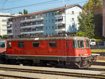 Die SBB Re 430 362-4  (91 85 4430 362-4 CH-SBBC), ex Re 4/4 III - 11362, abgestellt beim Bahnhof Luzern an 25.09.2016, aufgenommen aus dem Zug heraus.

Die SBB Re 4/4 III (Re 430 als private auch Re 436) ist eine vierachsige, viermotorige Lokomotive auf zwei Drehgestellen, sie sind bis auf das Getriebe identisch mit der Universallokomotive Re 4/4 II (Re 420), haben jedoch auf Grund der anderen mechanischen Übersetzung die verlangte Zugkraftspitze für die Rampenstrecken am Gotthard (und Lötschberg) im verlangten Geschwindigkeitsbereich von 80 km/h. Sie haben aber deshalb auch eine geringere Höchstgeschwindigkeit von 125 km/h und wurden speziell für den Gotthardverkehr im Personen- wie auch im Güterverkehr eingesetzt. Seit der Zuteilung zur Flotte von SBB Cargo sind sie vermehrt auch im Flachland in Güterverkehr eingesetzt.

Die Radsätze sind über Schraubenfedern am Drehgestellrahmen abgestützt. Das Drehgestell ist sekundär mit Schraubenfedern (ursprünglich Gummifedern) tief angehängt am Lokomotivkasten abgestützt.
Die Zugkraftübertragung erfolgt über Tiefzugstangen von den Drehgestellen an den Lokomotivkasten.

Um einen besseren Kurveneinlauf des nachlaufenden Drehgestells zu ermöglichen, wurde zwischen den zwei Drehgestellen eine elastische Querkupplung eingebaut.

Technische Daten:
Spurweite:  1.435 mm (Normalspur)
Achsfolge:  Bo'Bo'
Gebaute Stückzahl:  21
Hersteller: SLM / BBC / MFO / SAAS 
Dienstgewicht: 80 t
Länge über Puffer: 15.410 mm
Drehzapfenabstand:  7.900 mm
Achsabstand im Drehgestell: 2.800 mm
Treibraddurchmesser: 	1.235 mm
Breite:  2.970 mm
Höhe:  4.415 mm
Leistung: 4.700 kW (6.320 PS)
Stundenzugkraft: 197 kN
Anfahrzugkraft: 280 kN
Höchstgeschwindigkeit: 125 km/h
Getriebeübersetzung:  28:87
Bergleistung : 580-Tonnen-Zug auf 26 ‰ Steigung bei 80 km/h
Stromsystem:  15 kV, 16,7 Hz AC
