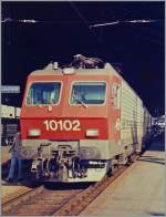 re-4-4-iv-re-446/379870/die-sbb-re-44-iv-10102 Die SBB Re 4/4 IV 10102 mit einem internationalen Schnellzuug von Milano nach Genève beim Halt in Lausanne. 
Sept. 1985