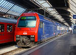 Die SBB Re 450 114-4   Dänikon  (91 85 4 450 114-4 CH-SBB) steht am 06.Juni 2015 mit einen Doppelstock-Pendelzug der Zürcher S-Bahn als RE nach Aarau in Zürich HB bereit.  Die Lok ist die letzte (Baujahr 1997) von 115 Stück gebauten Loks.

Aufgrund des Pendelzugbetriebs wurde auf einen zweiten Führerstand verzichtet und der gewonnene Platz für ein Gepäckabteil genutzt. Äußerlich wurden Loks  an den Doppelstock-Pendelzugs (DPZ) angeglichen und mit entferntem zweitem Führerstand erinnert nichts daran, dass die Re 450 technisch weitgehend den ab 1987 von SLM/BBC für Privatbahnen gebauten Re 456 entspricht. Das Fahrwerk ist allerdings eine Neuentwicklung von SIG. Die Re 450 ist die erste Lok in großer Serie von Umrichterlokomotiven mit GTO-Thyristoren und Drehstrom-Asynchronmotoren, welche bei der SBB im Einsatz kamen. 

Zwischen 1989 und 1997 wurden insgesamt 115 Stück der Re 450 von SLM/ABB gebaut. Die erste Serie von 24 Lokomotiven wurde noch unter der Bezeichnung Re 4/4V (10500 – 10523) bestellt, trug bei Auslieferung allerdings bereits die neue Bezeichnung Re 4/4 450 (450 000 – 450 023) unter welcher auch die zweite Serie von 26 Maschinen (450 024 – 450 049) abgeliefert wurde. Zwischenzeitlich änderte die SBB die Baureihen- und Betriebsnummern erneut, und die Lokomotiven erhielten ihre heute noch unverändert gültige Baureihenbezeichnung Re 450. Aufgrund der starken Auslastung der SLM durch den Bau der SBB Re 460, welche 1992 in großem Stil anlieft, wurden die 45 Lokomotivkästen der dritten Serie (450 050 – 450 094) von Schindler Waggon (SWP/SWG) aus dem Werk Pratteln geliefert. Die vierte und letzte Serie von nochmals 20 Maschinen (450 095 – 450 114) wird ab 1996 geliefert – nach Abschluss der Auslieferung der Re 460. Bei diesen Maschinen wurde wieder der Lokkasten von SLM gebaut, während die ABB Verkehrstechnik, inzwischen unter dem Namen Adtranz, erneut die elektrische Ausrüstung liefert.

Die zugehörigen Doppelstockwagen wurden im selben Zeitraum von Schindler Waggon (Wagenkasten, mechanische Teile), SIG (Fahrwerk) und ABB respektive Adtranz (elektrische Ausrüstung) gebaut. Eine Re 450-Pendelzugskomposition besteht generell aus einem AB- und einem B-Wagen sowie einem Steuerwagen (Bt).

Die Re 450 und die zugehörigen DS-Bt verfügen über automatische Kupplungen vom Typ +GF+ Vorortsbahnkupplung (GFV) und werden im Normalbetrieb jeweils kompositionsweise über die automatische Kupplung gekoppelt. Die Vielfachsteuerung erlaubt das gemeinsame Führen von bis zu vier Pendelzugkompositionen. Da die Nutzlänge der Perrons auf dem Zürcher S-Bahn-Netz in der Regel auf maximal 320 m beschränkt ist, wurde die Anzeige- und Diagnoseebene der Führerstände auf nur drei Einheiten ausgelegt.

Im Zuge des Modernisierungsprogrammes „Lion“ werden die Re 450 im Industriewerk Yverdon (zwischen 2011–2018) grundlegend saniert.
•	Folgende Arbeiten werden ausgeführt:
•	Rostsanierung und Neulackierung
•	Ersatz der Fahrmotorrotoren und Neuwicklung der Statoren
•	Ersatz der Getriebekästen
•	Ersatz der Frontbeleuchtung durch LED-Beleuchtung
•	Ertüchtigung der Traktionsstromrichter
•	Ersatz der Geschwindigkeitsmessanlage mit integrierten Sicherheitssystemen und Fahrdatenregistrierung
•	Nachrüstung Druckluftanlage mit Lufttrockner und automatischem Wasser-/Ölabscheider

TECHNISCHE DATEN:
Gebaute Anzahl: 115 (Re 450 000 bis 114)
Spurweite: 	1435 mm (Normalspur)
Achsformel:  Bo'Bo'
Länge über Puffer: 18.400 mm
Höhe:  4.500 mm
Breite:  2.980 mm
Leergewicht:  74 t
Nutzlast (Gepäckanteil):  4 t
Höchstgeschwindigkeit: 130 km/h
Dauerleistung:  3.200 kW
Anfahrzugkraft:  240 kN
Kupplungstyp: GFV (front), Schraubenkupplung (zu den Wagen)
