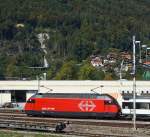 Re 460/181775/eine-sbb-re-460-mit-ic Eine SBB Re 460 mit IC, abgestellt am 30.09.2011 in Interlaken-Ost, aufgenommen aus fahrendem Zug.