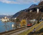 Re 460 066-4  Finse  zieht einen Schnellzug in Richtung Brig, hier am 26.02.2012 bei Clos du Moulin am Genfersee, hinten Chteau de Chillon, dahinter Montreux.