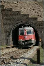 Die bergwrtsfahrende Re 6/6 11624 verlsst den 1509 m langen Pianotondo-Spiral-Tunnel und nach berquerung eins Viaduktes auch die  Biaschina .