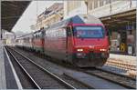 Re 460/701513/in-lausanne-rangiert-die-sbb-re In Lausanne rangiert die SBB Re 460 114-2 'Circus Knie' auf Gleis 2 ihren (Dienst)-Zug zusammen. 

1. Juni 2020