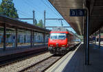 Geführt von einer SBB Re 460 erreicht der, aus 10 Dosto-Wagen bestehende IC 8 nach Brig, am 11.07.2022 den Bahnhof Spiez.