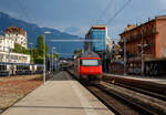 Eine SBB Re 460 (91 85 4 460 065-6 CH-SBB) verlässt, mit dem IR 90 (Umlauf IR 1731) von Genève-Aéroport nach Brig, am 26. Mai 2023 den Bahnhof Montreux.