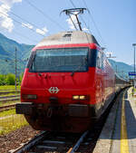 Die SBB Re 460 016-0  Rohrdorferberg Reusstal   (91 85 4 460 016-0 CH-SBB) hat am 26 Mai 2023 mit dem IR 3017 (Brig – Domodossola) den Zielbahnhof Domodossola (I) erreicht und ist nun mit dem Zug auf Gleis 6 abgestellt. Nach gut 2 ½ Stunden (um 13:48 Uhr) geht es dann als IR3022 von Domodossola zurück nach Brig.

Die Lok2000 wurde 1992 von der SLM (Schweizerischen Lokomotiv- und Maschinenfabrik in Winterthur) unter der Fabriknummer 5477 gebaut, der elektrische Teil ist von der ABB (Asea Brown Boveri). Sie war 2015 der 2. Prototyp der im SBB Werk Yverdon-les-Bains (VD) das vollständige Modernisierungs-/Refit-Programm LOK2000 durchlief. So sollen die Loks fit für die nächsten 20 Jahre sein, zudem werden durch alle 119 SBB Re 460 Lokomotiven so etwa 30 Gigawattstunden Energie eingespart.