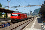 Eine Lok 2000 schiebt eine IC 2000 Garnitur....
Die SBB Re 460 085-4  Pilatus   (91 85 4 460 085-4 CH-SBB) schiebt, einen IC2000 Wagenzug, als  IR 90 (Brig – Lausanne - Genve-Aroport) vom Bahnhof Aigle weiter in Richtung Lausanne bzw. Genve (Genf). 

Die Lok2000 wurde 1992 von der SLM in Winterthur (Schweizerischen Lokomotiv- und Maschinenfabrik) unter der Fabriknummer 5562 gebaut, der elektrische Teil ist von der ABB (Asea Brown Boveri). Seit 2015 durchlaufen die Loks im SBB Werk Yverdon-les-Bains (VD) das vollstndige Modernisierungs-/Refit-Programm LOK2000. So sollen die Loks fit fr die nchsten 20 Jahre sein, zudem werden durch alle 119 SBB Re 460 Lokomotiven so etwa 30 Gigawattstunden Energie eingespart.