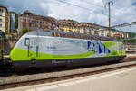 re-465-bls/658451/als-seiten-portraitdie-re-465-001-6-simplonsempione 
Als Seiten-Portrait...
Die Re 465 001-6 'Simplon/Sempione' (91 85 4465 001-6 CH-BLS) mit Werbung 'Mehr durch Zug - 10 Jahre Lötschberg-Basistunnel' der BLS wird am 18.05.2018 mit einem EW III-Pendelzug (RegioExpress Neuchâtel – Bern) im Bahnhof Neuchâtel bereitgestellt.

Die Lok wurde 1994 von der SLM Winterthur unter der Fabriknummer 5638 gebaut, der elektrische Teil ist von ABB. Sie war die erste Re 465.

Die BLS Re 465 ist eine von der BLS Lötschbergbahn beschaffte elektrische, vierachsige Universallokomotive mit Umrichtertechnik. Sie ist eine Variante der Re 460 der SBB und gehört zur Lok-2000-Familie. Der Unterschied zur SBB Re 460 ist die Umrichteranlage. Im Gegensatz zur Re 460, die mit einem Umrichter pro Drehgestell ausgerüstet ist, verfügt die BLS Re 465 über einen Umrichter pro Radsatz. Somit lässt sich eine schleudernde Achse schneller und effektiver wieder in normalen Lauf bringen. Zudem besitzt die Re 465 sechspolige Asynchron-Fahrmotoren (Re 460: vierpolige Asynchronmotoren). Dadurch hat die Re 465 eine um 300 kW höhere Dauerleistung von insgesamt 6.270 kW (Stundenleistung von 7.000 kW) gegenüber der Re 460. Zudem ist die Re 465 mit der Vielfachsteuerung des Systems IIId und mit Übergangskabel BLS/BBC ausgerüstet.  Dies erlaubt die Vielfachsteuerung zum Beispiel mit Re 4/4II, Re 4/4III, Re 6/6, Re 425 oder Ae 415. Die Radsätze im Drehgestell stellen sich radial zum Gleisbogen ein.

Die Re 460 und die Re 465 sind erfolgreiche Konstruktionen. Dank ihnen gewann das schweizerische Konsortium SLM/ABB Ausschreibungen von Hochleistungslokomotiven in Norwegen (NSB El 18), Finnland (VR Baureihe Sr2) und Hongkong (KCRC TLN/TLS).

TECHNISCHE DATEN:
Spurweite:  1.435 mm (Normalspur)
Achsformel:  Bo’Bo’
Länge über Puffer:  18.500 mm
Höhe:  4.540 mm
Breite:  3.000 mm
Dienstmasse:  84 t
Zugelassene Höchstgeschwindigkeit:  160 km/h
Stundenleistung:  7.000 kW
Dauerleistung:  6.400 kW
Anfahrzugkraft:  300 kN
Treibraddurchmesser:  1.100 mm
Stromsystem:  Wechselstrom 15 kV 16,7 Hz

